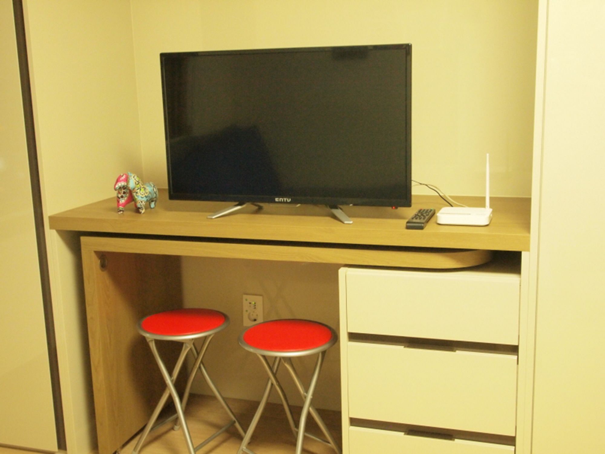 Apartment Twin's Modern